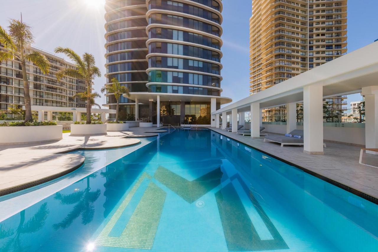 Meriton Suites Surfers Paradise Гоулд Коуст Екстериор снимка The swimming pool at the hotel