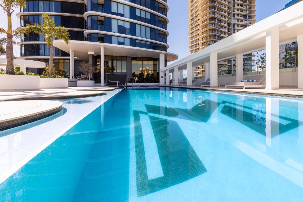 Meriton Suites Surfers Paradise Гоулд Коуст Екстериор снимка The swimming pool at the hotel