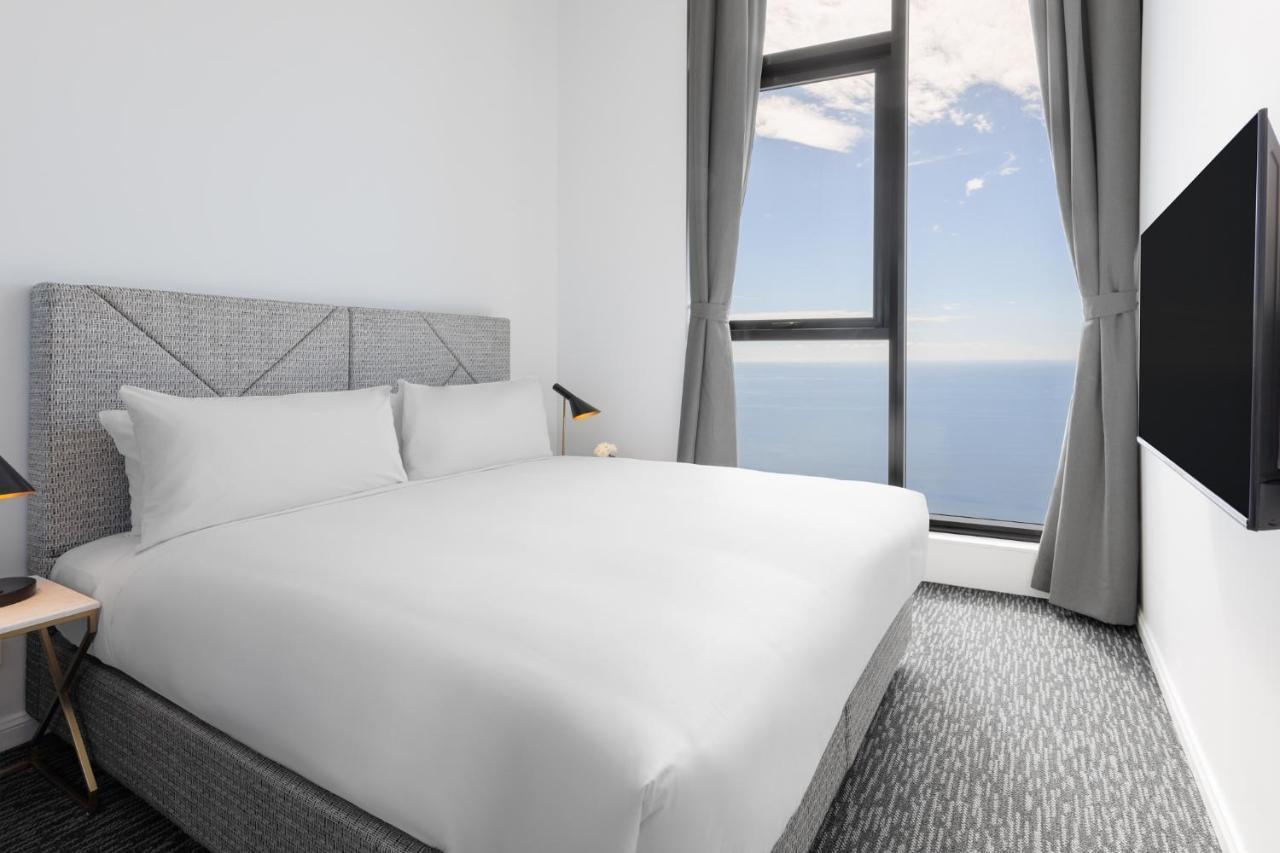 Meriton Suites Surfers Paradise Гоулд Коуст Екстериор снимка A bedroom at the hotel