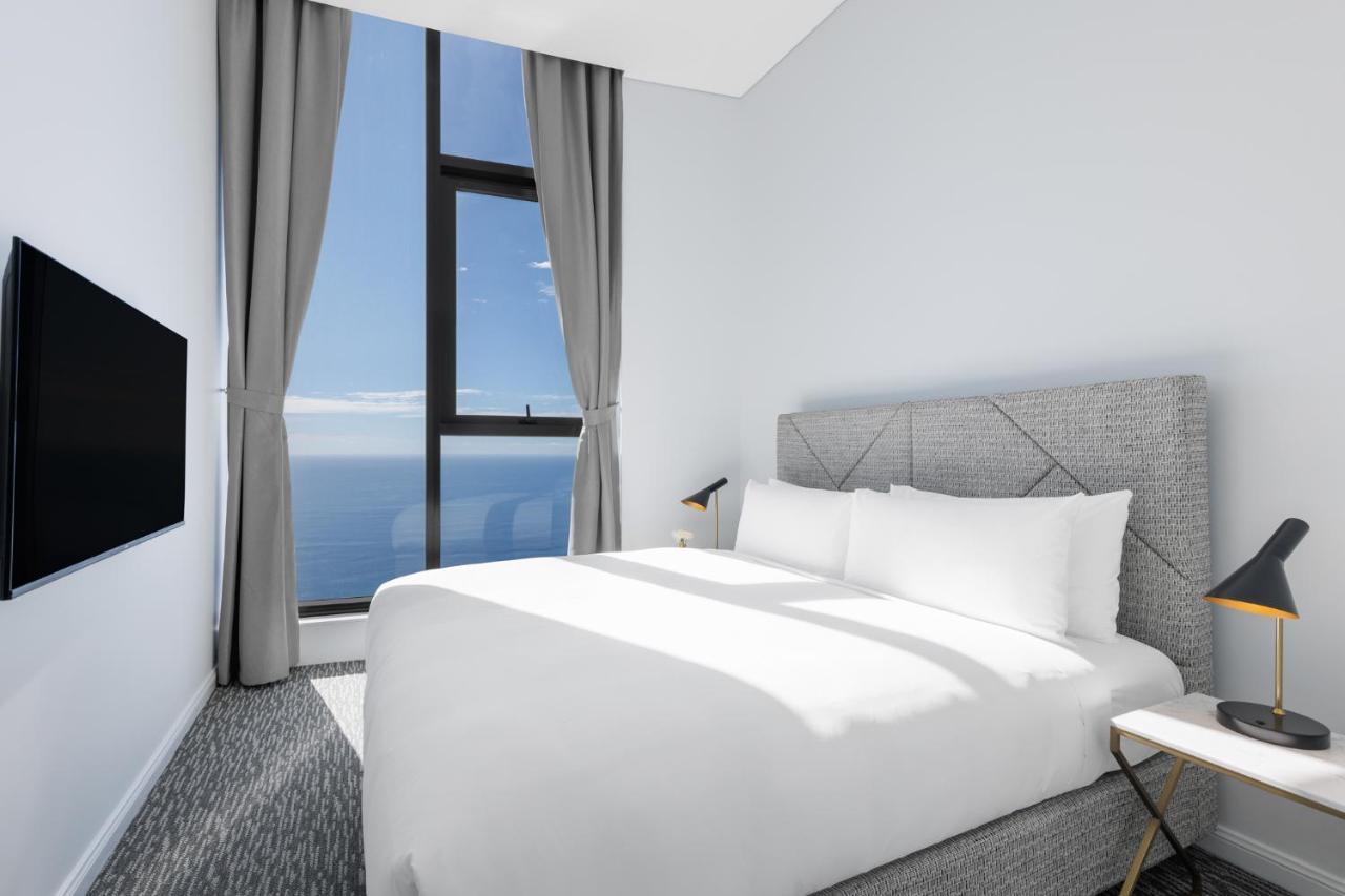Meriton Suites Surfers Paradise Гоулд Коуст Екстериор снимка A bedroom at the hotel
